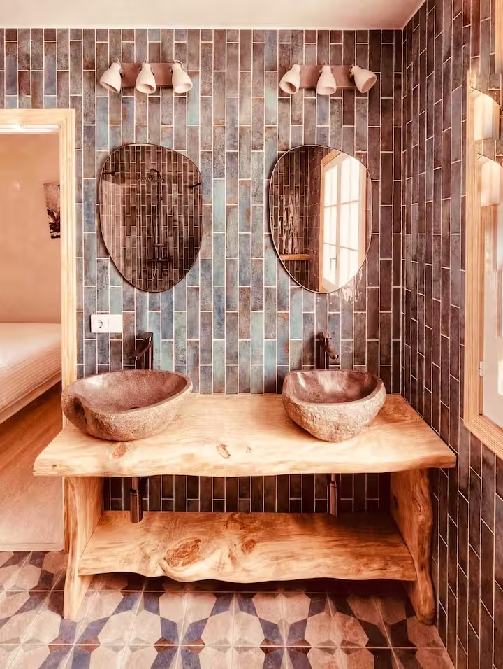 Double bathroom with stone basins and live-edge vanity